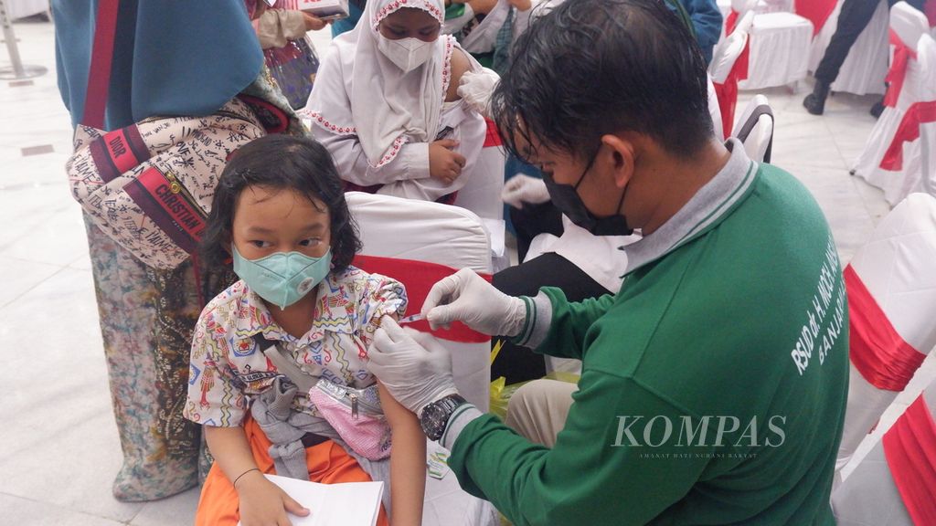 Petugas memvaksin anak-anak dalam kegiatan vaksinasi Covid-19 serentak yang digelar Kepolisian Daerah Kalimantan Selatan di Gedung Sultan Suriansyah, Kota Banjarmasin, Kamis (10/2/2022). Vaksinasi tersebut menyasar 3.000 orang dari kelompok anak-anak, lansia, dan masyarakat umum.