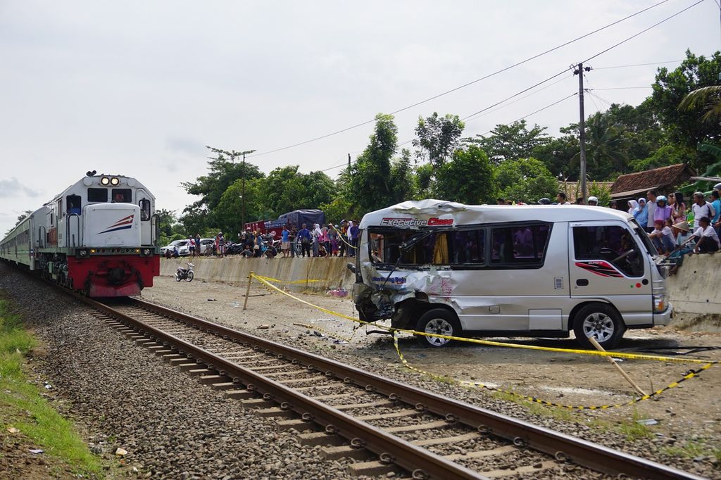 Sebuah mobil Elf tertabrak kereta api di pelintasan di Desa Pucung Lor, Kecamatan Kroya, Kabupaten Cilacap, Jawa Tengah, Selasa (18/4/2017).