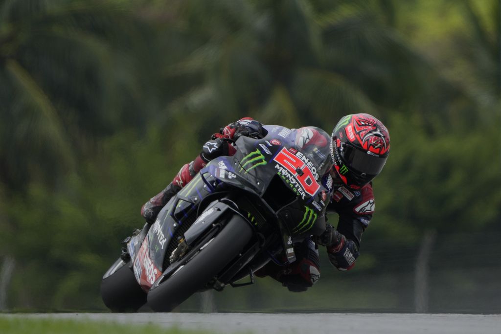 Pebalap Monster Energy Yamaha Fabio Quartararo memacu motornya saat sesi kualifikasi MotoGP seri Malaysia di Sirkuit Internasional Sepang, Sabtu (22/10/2022)..