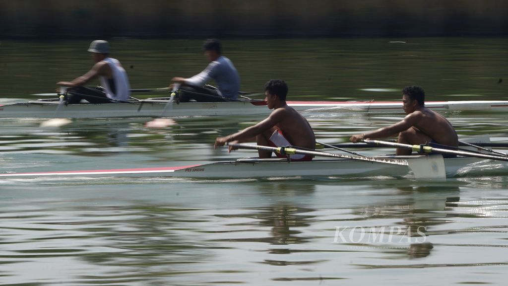 Atlet dayung DKI Jakarta nomor rowing berlatih di aliran Kanal Timur, Marunda, Cilincing, Jakarta Utara, Kamis (20/7/2023). 