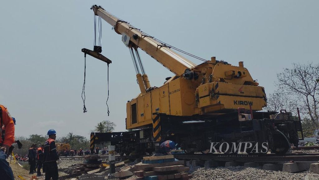 Lima alat berat diterjunkan untuk membantu evakuasi sembilan gerbong KA Argo Semeru yang anjlok, Rabu (18/10/2023) pagi.