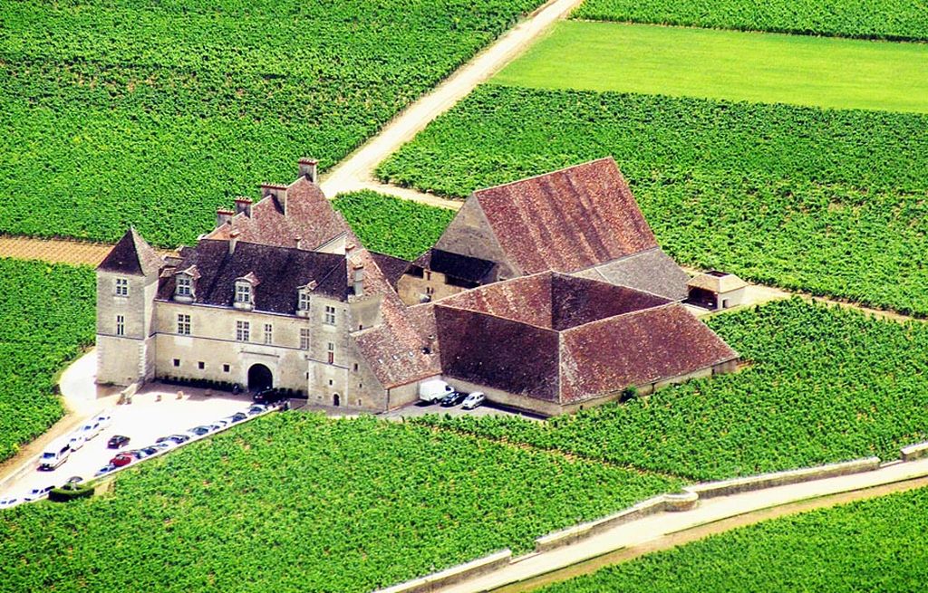  Sebuah kastil bergaya Renaissance yang dibangun pada abad ke-16, Chateau du Clos de Vougeot.