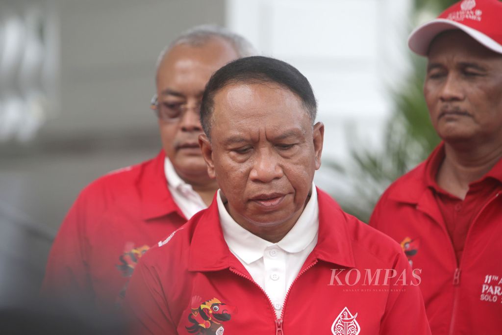 Menteri Pemuda dan Olahraga Zainudin Amali menjawab pertanyaan wartawan seusai acara pemberian bonus oleh Presiden Joko Widodo kepada para atlet yang berprestasi di ASEAN Para Games 2022 di Istana Kepresidenan, Jakarta, Senin (28/11/2022). 