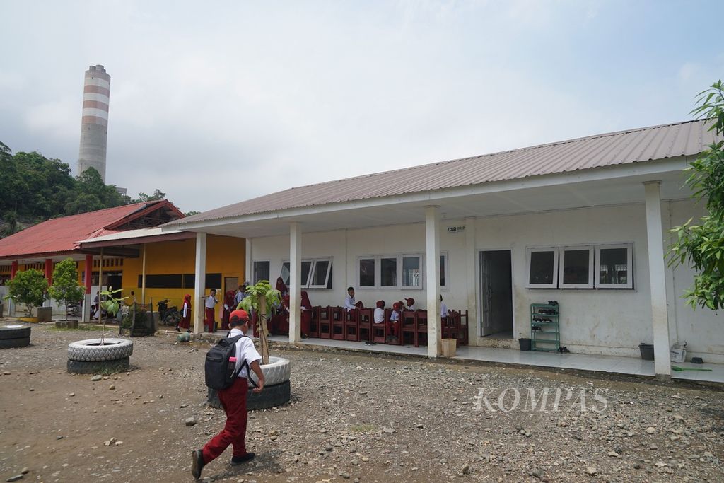 Anak-anak berjalan memasuki sekolah yang berjarak puluhan meter dari PLTU di kawasan Indonesia Morowali Industrial Park, Desa Labota, Bahodopi, Morowali, Sulawesi Tengah, Selasa (6/2/2024). 