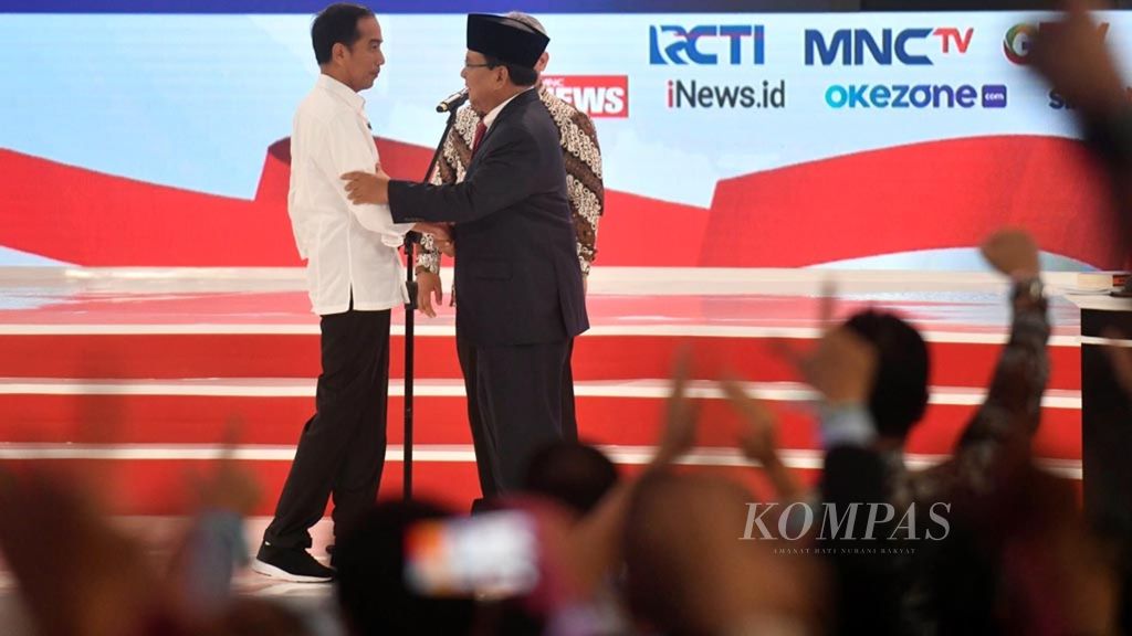 Joko Widodo dan Prabowo Subianto saat keduanya mengawali debat kedua calon presiden Pemilu 2019 di Jakarta, Minggu (17/2/2019).