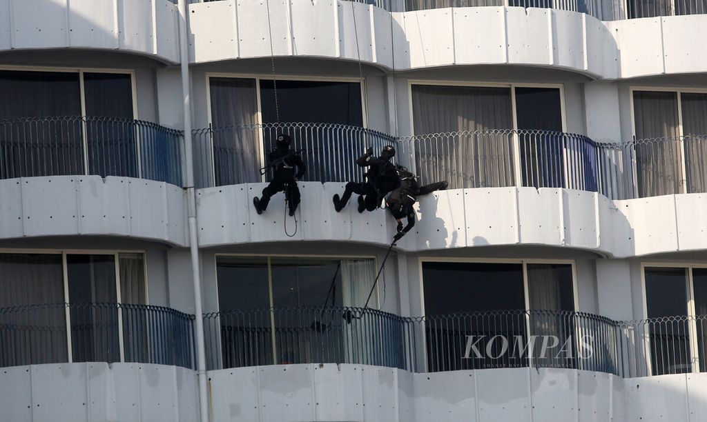 Personel Koopssus TNI bergerak memasuki hotel saat latihan penanggulangan terorisme di kawasan Ancol, Jakarta Utara, Selasa (21/6/2022).
