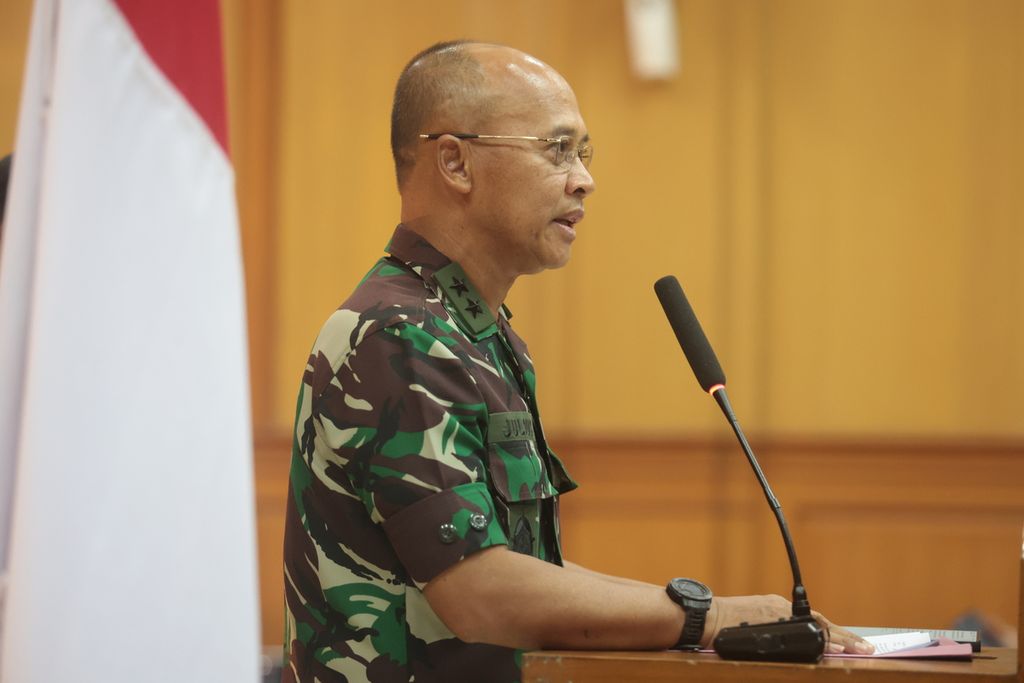 Kepala Pusat Penerangan TNI Laksamana Muda Julius Widjojono di Mabes TNI, Cilangkap, Jakarta, Minggu (16/4/2023). 