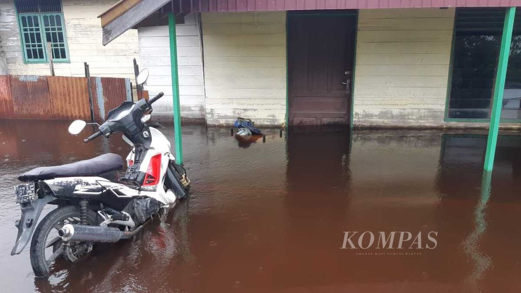 Banjir merendam permukiman warga di Jalan Arut, Kelurahan Palangka, Kota Palangkaraya, Kalimantan Tengah, Rabu (13/3/2024). Ratusan warga mengungsi karena banjir tersebut, dan rumah-rumah pun ditinggalkan sementara.