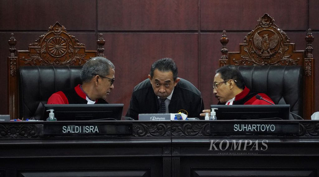 Hakim Konstitusi Saldi Isra (kiri) dan Ketua Mahkamah Konstitusi Suhartoyo (kanan) dalam sidang lanjutan Perselisihan Hasil Pemilihan Umum (PHPU) Pilpres 2024 di Mahkamah Konstitusi, Jakarta, Senin (1/4/2024). 
