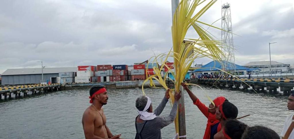 Ilustrasi-Warga memasang segel secara adat yang disebut ”sasi” di Pelabuhan Yos Soedarso Dobo, Kabupaten Kepulauan Aru, Maluku, pada Rabu (17/11/2021). Aksi itu terjadi sebagai imbas atas konflik lahan antara masyarakat adat dan TNI Angkatan Laut.