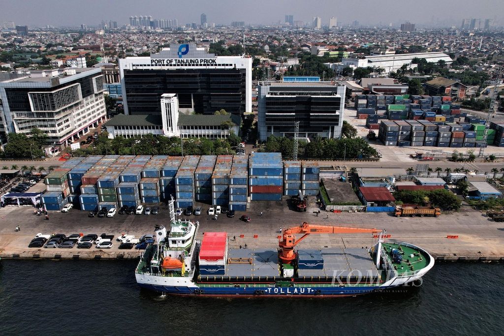 Kapal tol laut bersandar di Pelabuhan Tanjung Priok, Jakarta, sebelum melanjutkan pelayaran kembali menuju wilayah Indonesia Timur, Kamis (11/8/2022). Kementerian Perhubungan berencana menambah 16 pelabuhan singgah untuk memperkuat program tol laut pada 2023.