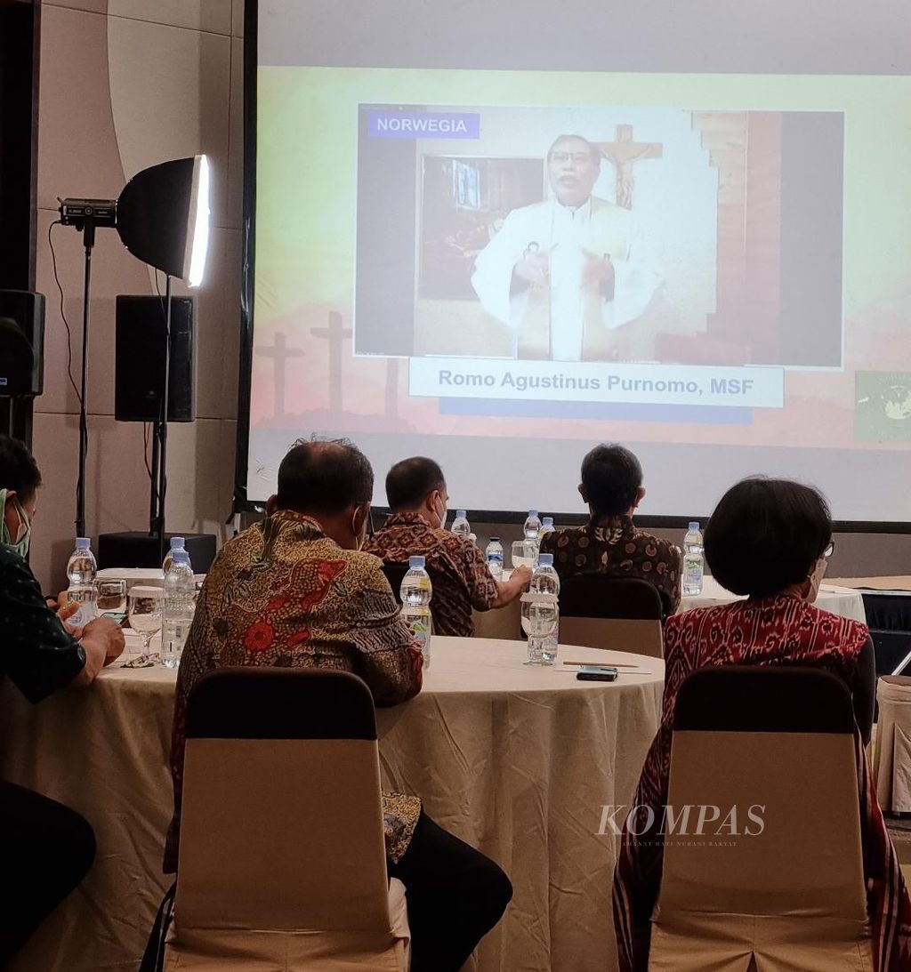 Umat yang menghadiri Perayaan Paskah bersama Diaspora Katolik Indonesia secara daring dan luring, Sabtu (7/5/2022) mendengarkan khotbah dari Pemimpin Umum Kongregasi Hati Kudus (MSF) Romo Agustinus Purnama S MSF yang disampaikan dari Norwegia.