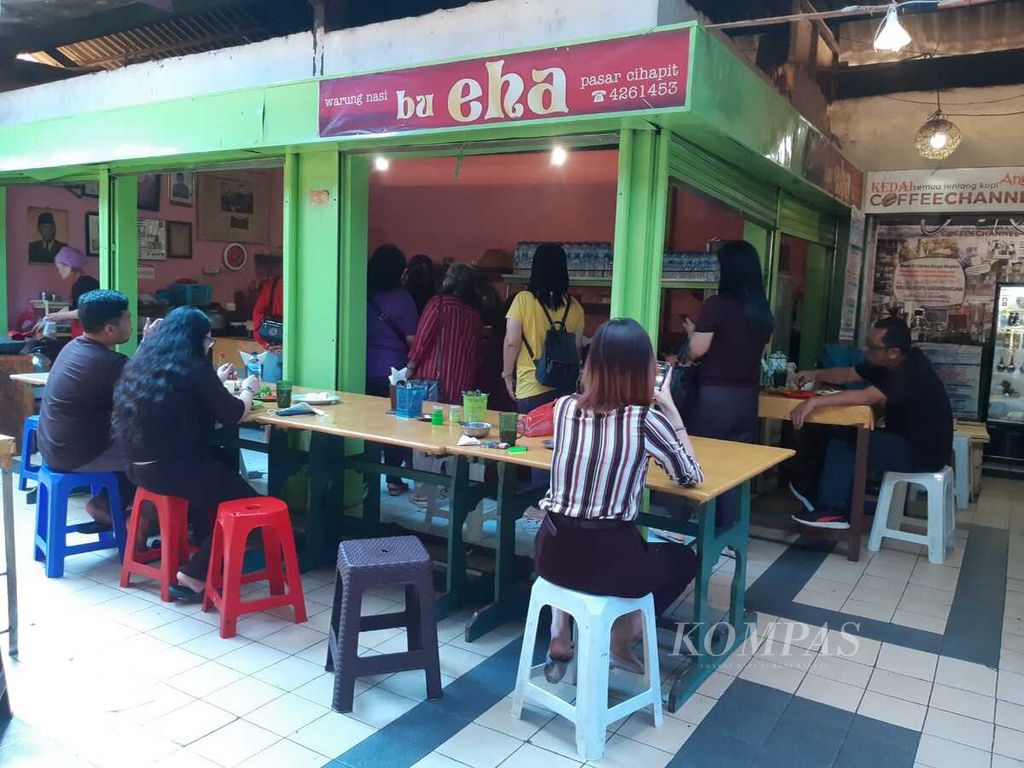 Beberapa konsumen menikmati nasi dan lauk-pauk di Warung Nasi Bu Eha, Bandung, Jawa Barat, Kamis (19/5/2022).