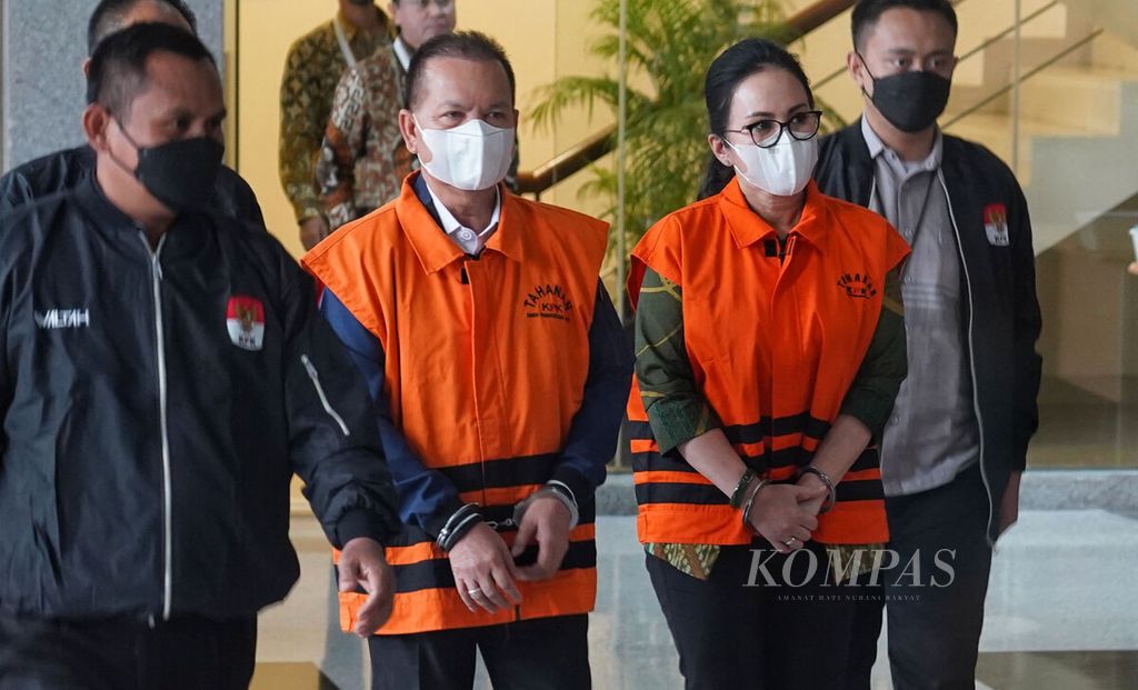 Bupati Kapuas Ben Brahim S Bahat bersama istrinya yang merupakan anggota DPR Fraksi Partai Nasdem, Ary Egahni, digiring petugas seusai resmi menjadi tahanan dan menuju ruang ekspose di Kantor Komisi Pemberantasan Korupsi, Jakarta, Selasa (28/3/2023). 