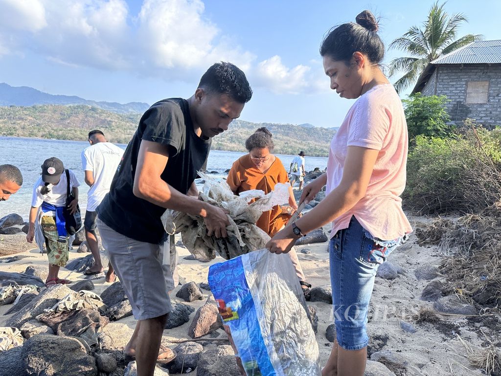 Berbagai sampah ditemukan saat aksi bersih-bersih di Pantai Ketapang, Kelurahan Sarotari Timur, Kecamatan Larantuka, Kabupaten Flores Timur, Nusa Tenggara Timur, Rabu (1/11/2023).
