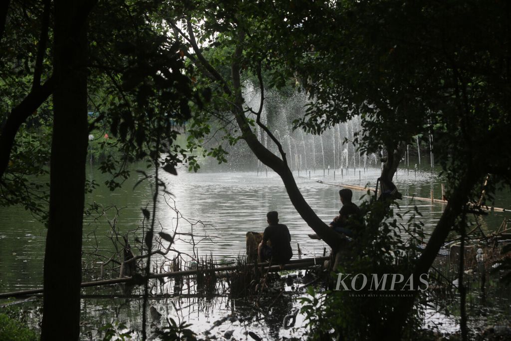 Pengunjung menikmati panorama Ekowisata Mangrove di kawasan Pantai Indah Kapuk (PIK), Penjaringan, Jakarta Utara, Minggu (16/6/2019). 