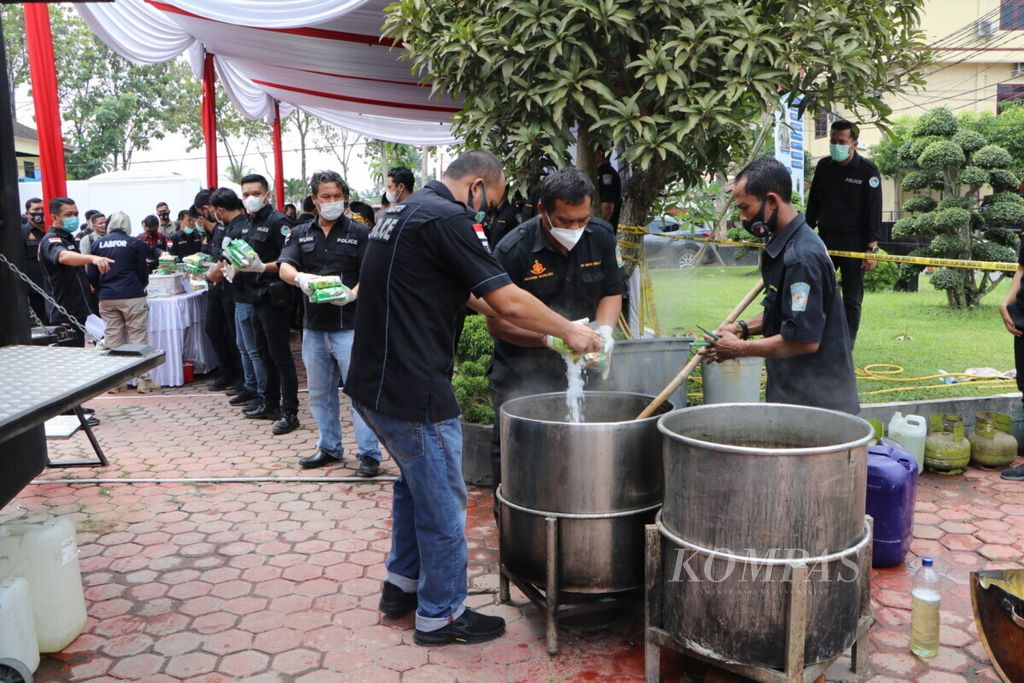 Petugas Kepolisian Daerah Sumatera Utara memusnahkan 151,7 kilogram sabu, 58.241 butir ekstasi, dan 81,7 kg ganja di Medan, Sumut, Rabu (11/11/2020). Sumut kini berstatus darurat narkoba karena menjadi pintu masuk utama narkoba ke Indonesia.