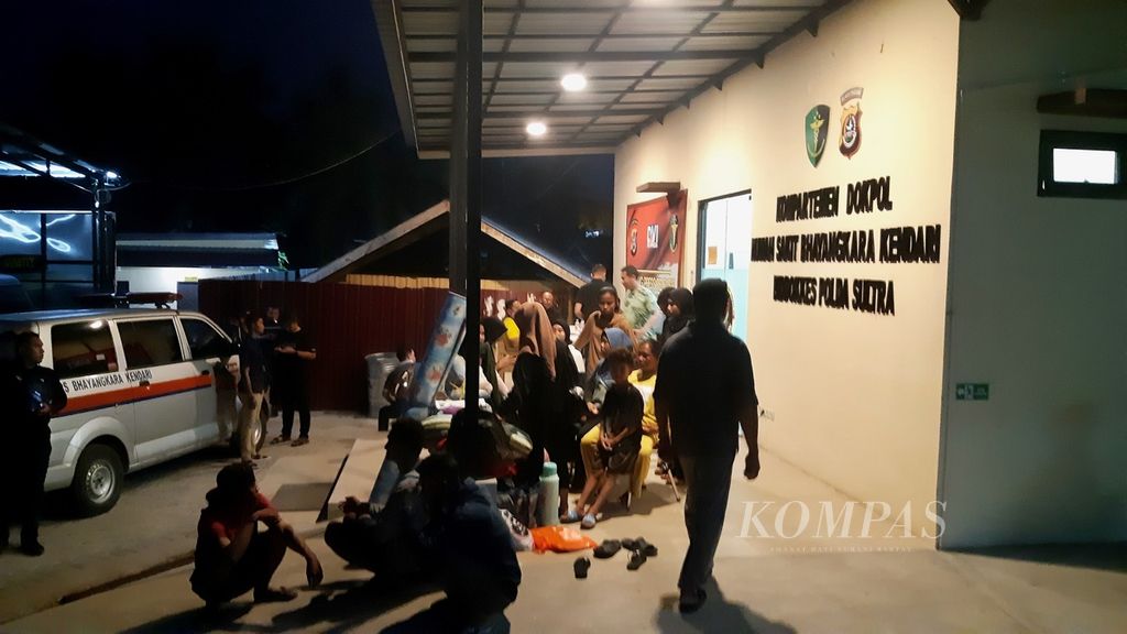 Keluarga korban penembakan polisi berkumpul di RS Bhayangkara Kendari, Minggu (26/11/2023) malam, setelah seorang korban meninggal. Kasus nelayan ditembak aparat menelan korban jiwa dua orang serta dua orang selamat. 