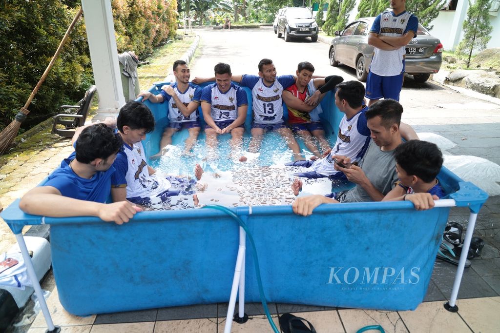 Para pemain tim nasional bola voli putra berendam air es seusai sesi latihan fisik di Padepokan Bola Voli Jenderal Polisi Kunarto, Sentul, Bogor, Jawa Barat, Rabu (19/4/2023). 