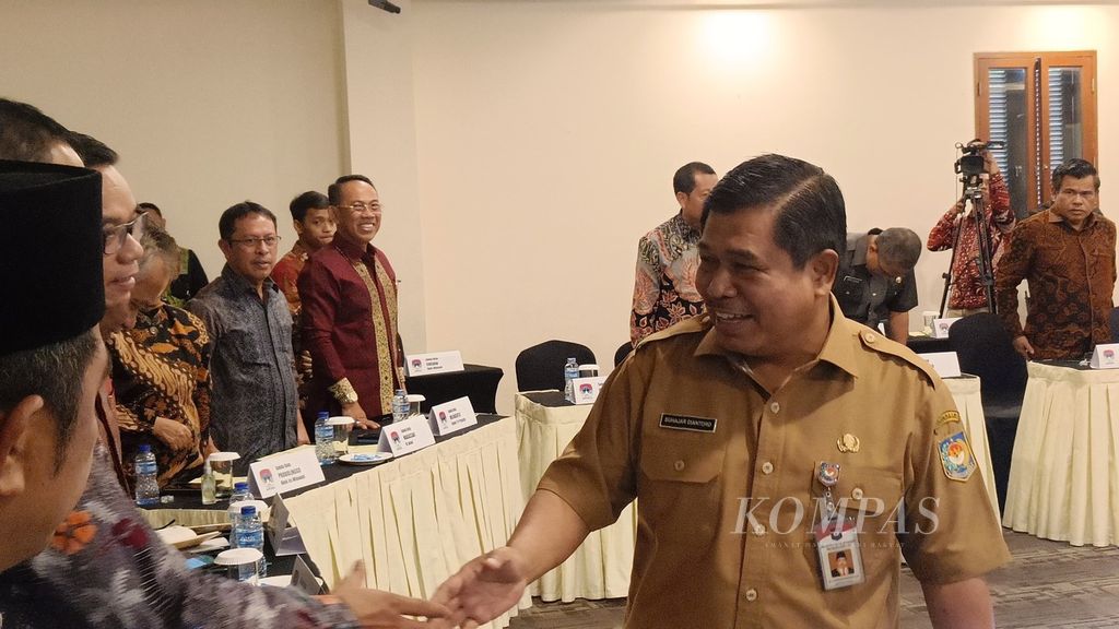 Sekretaris Jenderal Kementerian Dalam Negeri Suhajar Diantoro bersalaman dengan sekretaris daerah (sekda) yang hadir dalam Forum Sekda Kota Seluruh Indonesia yang diselenggarakan Asosiasi Pemerintah Kota Seluruh Indonesia (Apeksi) di Hotel Borobudur, Jakarta, Selasa (31/10/2023).