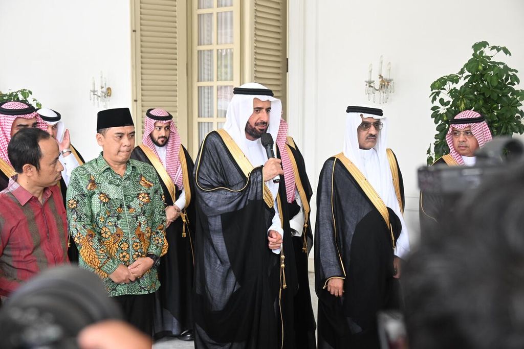 Menteri Haji dan Umrah Kerajaan Arab Saudi Tawfiq Fawzan Muhammed al-Rabiah menyampaikan persiapan penyelenggaraan ibadah haji 2024 kepada wartawan, Selasa (30/4/2024), di Istana Wapres, Jakarta.