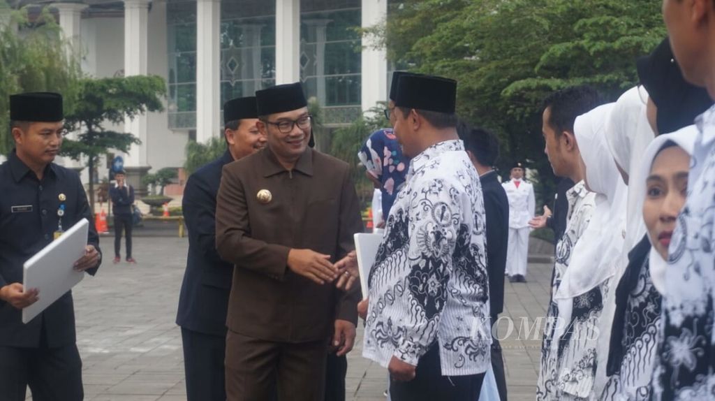 Gubernur Jawa Barat Ridwan Kamil memberikan penghargaan kepada 18 guru yang berprestasi pada Upacara Hari Guru Nasional di Gedung Sate, Bandung, Senin (26/11/2018)
