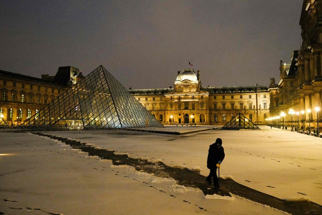 Salju menutupi halaman Museum  Louvre, Paris, Perancis, pada pertengahan Januari 2024. 