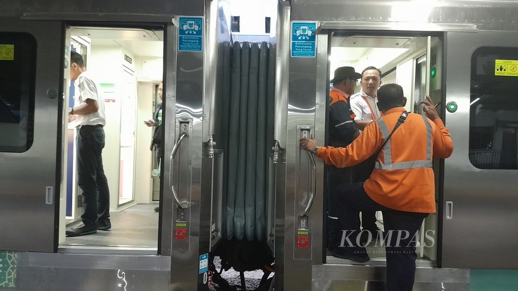 Petugas bersiap di rangkaian Kereta Api Majapahit generasi baru berbahan <i>stainless steel</i> relasi Malang-Pasar Senen di peron Stasiun Malang, Jawa Timur, Senin (26/3/2024) malam.