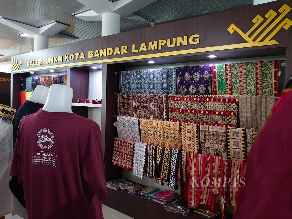 Suasana galeri UMKM yang berada di kawasan Masjid Agung Al-Furqon, Kota Bandar Lampung, Jumat (17/2/2023). 