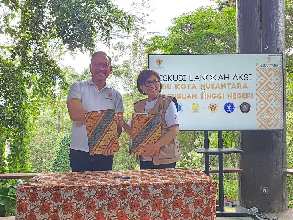 Penandatangan MoU IKN bersama Rektor UGM Ova Emilia setelah Diskusi Otorita IKN dan sejumlah Rektor di Samboja Lodge, Borneo Orangutan Survival Foundation, Jumat (4/8/2023). Kerjasama IKN dan UGM untuk penguatan kerjasama Kota Hutan Berkelanjuran IKN. 