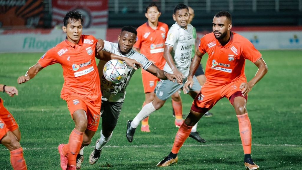 Dokumentasi Bali United menampilkan aksi pemain Bali United, Jean Marie Privat Befolo Mbarga (tengah), berupaya merebut bola dari pemain Borneo FC. Dalam laga lanjutan BRI Liga 1 2022/2023 di Stadion Segiri, Samarinda, Kalimantan Timur, Senin (3/4/2023) malam, Bali United ditaklukkan Borneo FC dengan skor telak, 1-5.