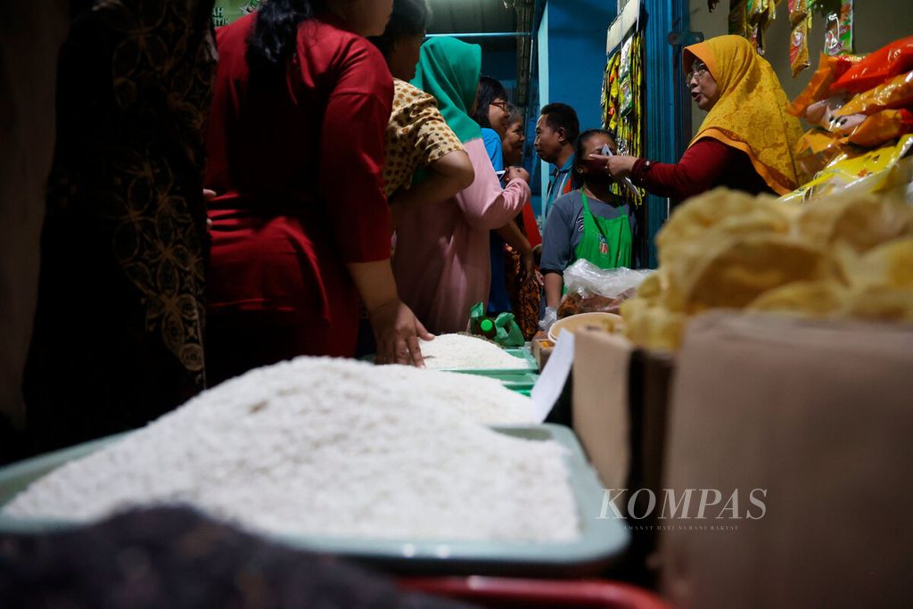 Warga antre untuk mendapatkan beras dari pemberian Menteri Perdagangan Zulkifli Hasan saat berkunjung di Pasar Bulu, Kota Semarang, Jawa Tengah, Selasa (20/2/2024).  