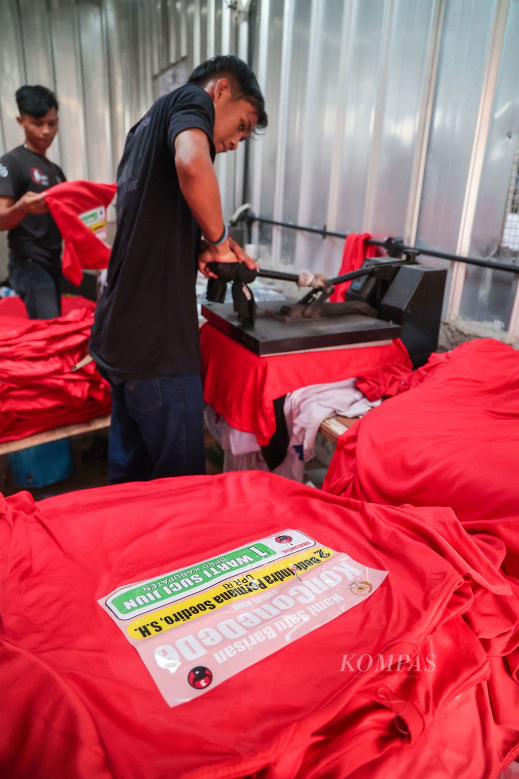 Pekerja menyelesaikan pembuatan kaos parpol di sebuah usaha konfeksi Sinergi Adv Nusantara di Srengseng Sawah, Jakarta, Jumat (27/10/2023). Menjelang kampanye pemilu legislatif dan kampanye pemilihan presiden pada Pemilu 2024, pesanan kaus politik naik hingga 400 persen. 