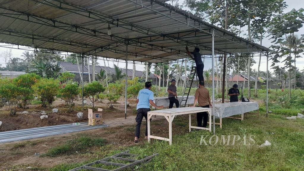 Petugas tengah memasang tenda sebagai persiapan ekshumasi korban Tragedi Kanjuruhan di Desa Sukolilo, Kecamatan Wajak, Kabupaten Malang, Jawa Timur, Jumat (4/11/2022). 