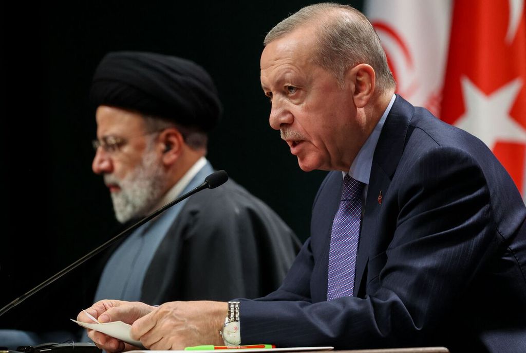 Presiden Turki Recep Tayyip Erdogan (kanan) memberikan keterangan kepada media ditemani Presiden Iran Ebrahim Raisi (kiri) seusai pertemuan di Ankara, Turki, Rabu (24/1/2024). 