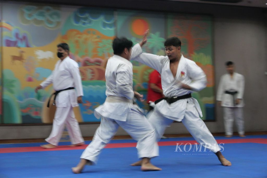 Suasana latihan di pelatnas karate Pengurus Besar Federasi Olahraga Karate-do Indonesia (PB Forki) di Kompleks Gedung Manggala Wanabakti, Kementerian Lingkungan Hidup dan Kehutanan, Jakarta Pusat, Senin (4/4/2022).