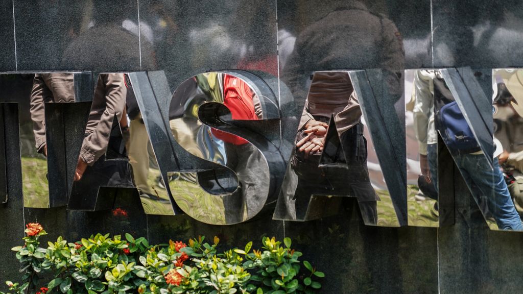 Petugas polisi berjaga saat sejumlah aktivis yang tergabung dalam Gerakan #BersihkanIndonesia, Perempuan Indonesia Anti-Korupsi, BEM SI, dan beberapa perwakilan organisasi lain menggelar aksi di depan Gedung Merah Putih Komisi Pemberantasan Korupsi (KPK), Jakarta, Selasa (9/11/2021). 