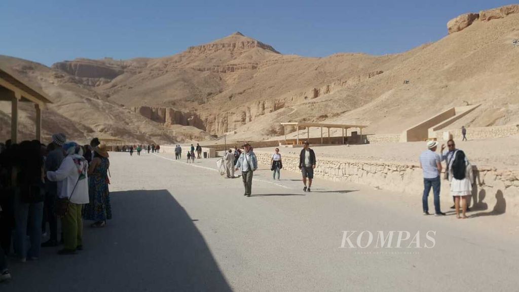 Pemandangan lembah para raja di Luxor pada hari Sabtu 5 Maret 2022. Di lembah para raja merupakan kompleks kuburan para Firaun dari era 16 SM hingga 11 SM