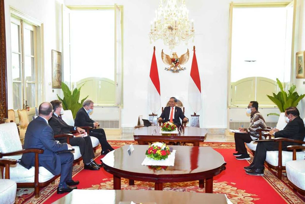 Presiden Joko Widodo menerima kunjungan Presiden Boeing International Michael Arthur beserta delegasi di Istana Merdeka, Jakarta, Rabu (2/11/2022).
