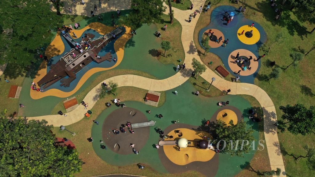 Foto udara warga mengelilingi wahana permainan di Tebet Eco Park di Jakarta Selatan, Kamis (5/5/2022). 