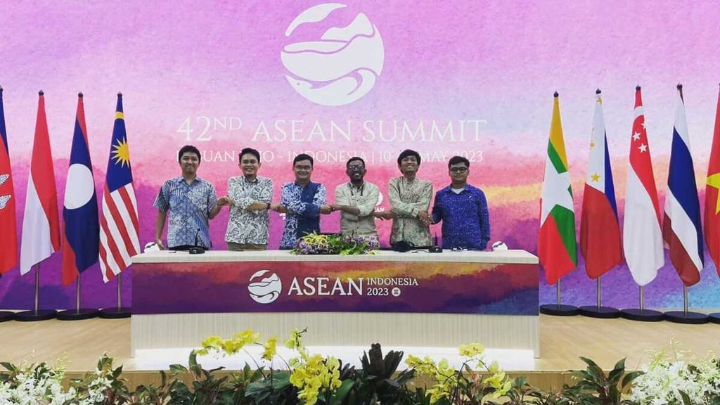 Tim harian<i> Kompas</i> peliput KTT ke-42 ASEAN di Labuan Bajo, Mei 2023. Dari kiri ke kanan, FX Laksana Agung Saputra, Kris Mada, C Anto Saptowalyono, Frans Pati Herin, Heru Sri Kumoro, dan Alberdi Ditto.