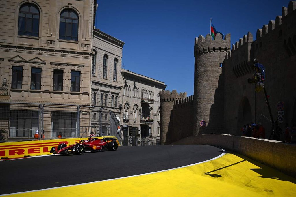 Pebalap tim Ferrari, Charles Leclerc, memacu mobilnya pada sesi latihan bebas pertama F1 seri Azerbaijan, di Sirkuit Jalanan Kota Baku, Jumat (10/6/2022).  Leclerc gagal finis pada balapan, Minggu (12/6/2022), karena mobilnya mengalami gangguan mesin. 