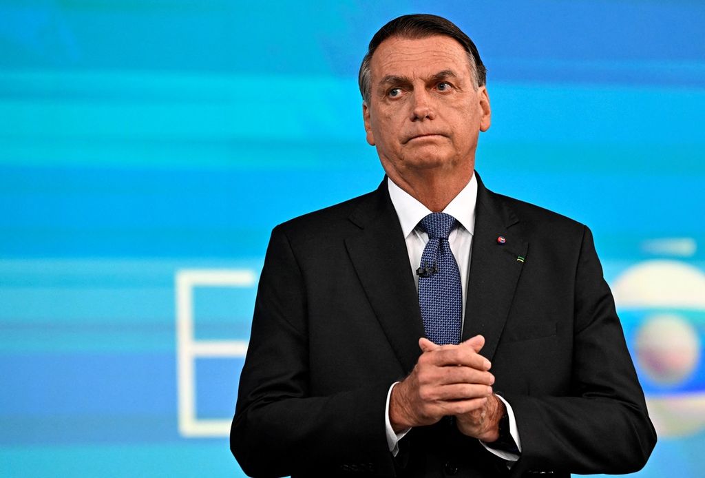 Kandidat petahana Presiden Brasil Jair Bolsonaro dari Partai Liberal saat memulai debat di studio Globo TV di Rio de Janeiro, 28 Oktober 2022. 