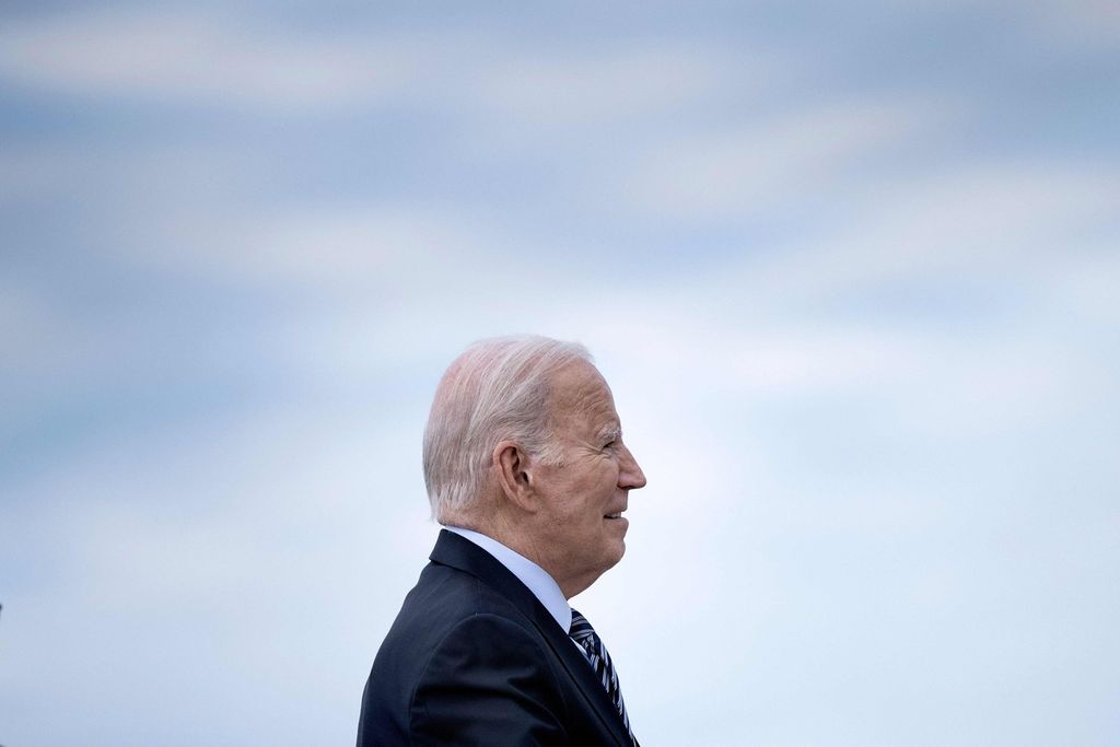 Presiden Joe Biden menaiki Air Force One di Pangkalan Gabungan Andrews, di Maryland, 17 Oktober 2023, dalam perjalanan ke Israel. 