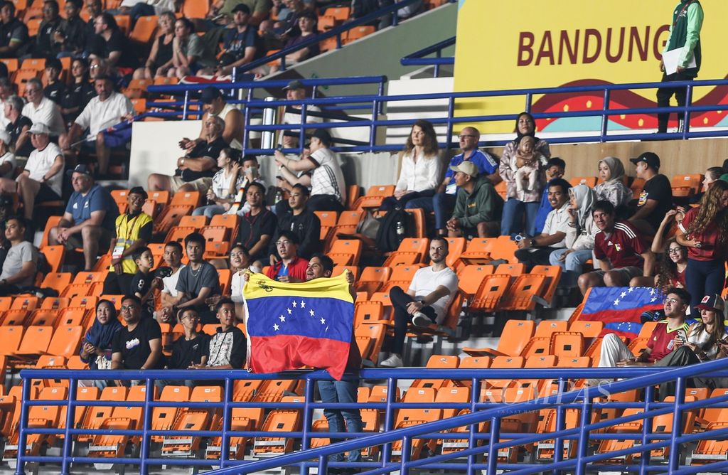 Suporter Venezuela saat menyaksikan laga pembuka Grup F Piala Dunia U-17 2023 antara Venezuela dan Selandia Baru di Stadion Si Jalak Harupat, Kabupaten Bandung, Jawa Barat, Minggu (12/11/2023). 