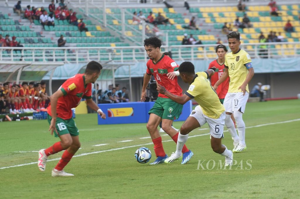 Pemain Ekuador, Elkin Ruiz (kanan), berusaha merebut bola yang dibawa pemain Maroko, Ayoub Chaikhoun, dalam laga Grup A Piala Dunia U-17 2023 di Stadion Gelora Bung Tomo, Surabaya, Senin (13/11/2023). 