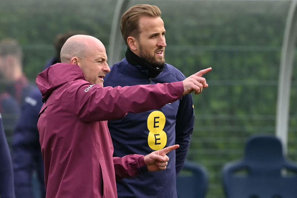 Pelatih sementara Inggris, Lee Carsley (kiri), berbicara dengan striker Harry Kane saat sesi latihan menjelang laga Liga Nasional Eropa melawan Finlandia di London, Sabtu (12/10/2024). 