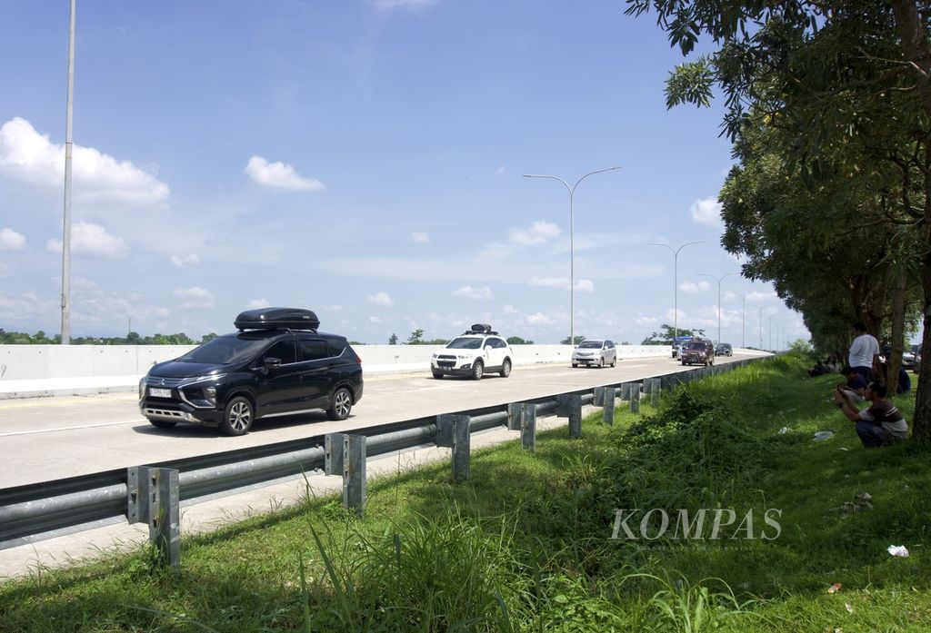 Situasi arus lalu lintas di Jalan Tol Transjawa ruas Pejagan - Pemalang, Kabupaten Tegal, Jawa Tengah, Senin (17/4/2023).  