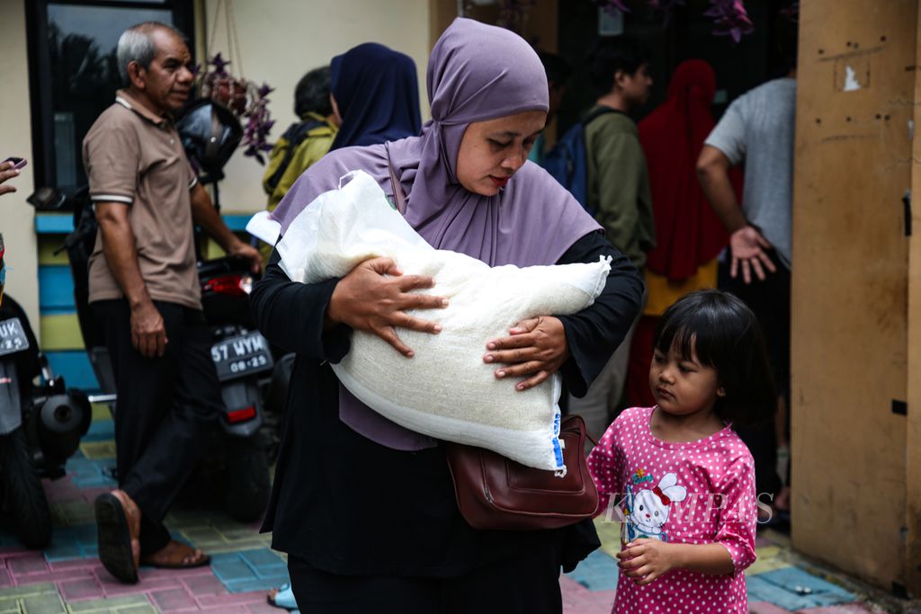Warga membawa beras bantuan yang diterima melalui kantor Kelurahan Kreo Selatan, Larangan, Kota Tangerang, Banten Rabu (7/2/2024). Pemerintah mulai menyalurkan bantuan pangan beras tahun 2024.