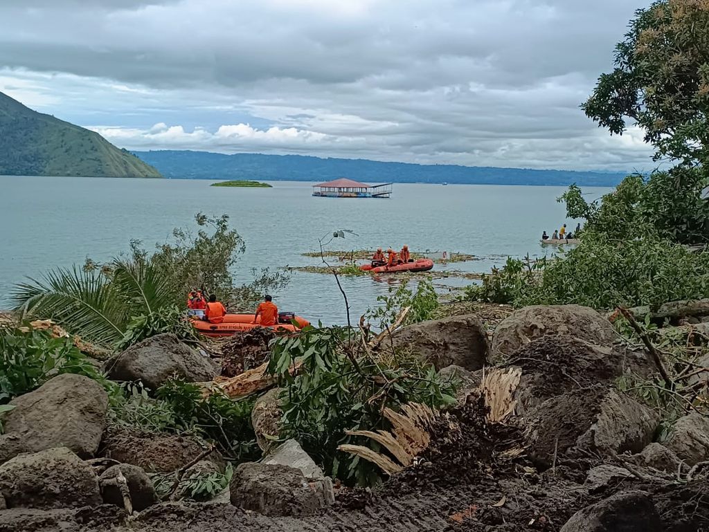 Tim pencarian dan pertolongan (SAR) gabungan memperluas area pencarian korban hilang banjir bandang hingga ke perairan Danau Toba di Desa Simangulampe, Kecamatan Baktiraja, Kabupaten Humbang Hasundutan, Sumatera Utara, Senin (4/12/2023). 